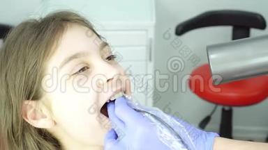 X光治疗牙齿。 龋齿的诊断。 牙科的现代技术。 儿童`牙科